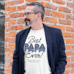 Melhor Papá Moderno Nunca - Camisa<br><div class="desc">Dê ao seu pai o reconhecimento que ele merece com esta camiseta divertida e moderna do "Melhor Papa Nunca". Com tons azuis arrojados e o toque pessoal dos nomes dos filhos incorporados, esta camiseta moderna e confortável é a maneira perfeita de mostrar o quanto você se importa. Excelente para aniversários,...</div>