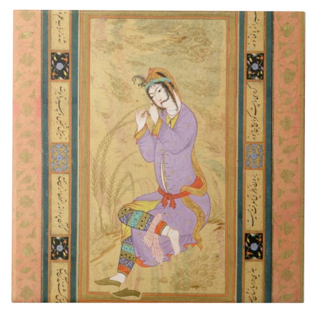 Menina assentada que ondula seu cabelo em (Frente)