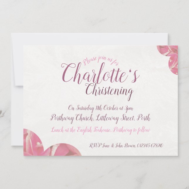 Menina batizando convites para flores cor-de-rosa  (Verso)