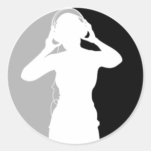 Menina com etiqueta dos fones de ouvido