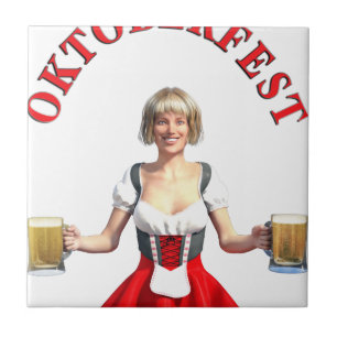 Menina de Oktoberfest com canecas de cerveja e
