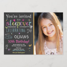 Menina de pijamas do pijama de convite para soneca