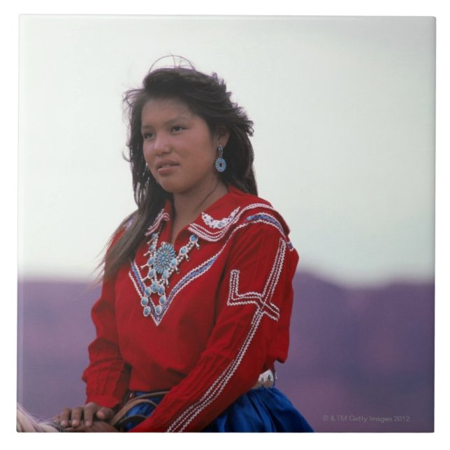 Menina do Navajo a cavalo (Frente)