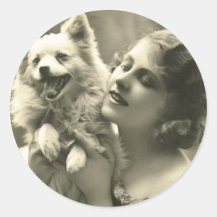 Menina do vintage e suas etiquetas do cão