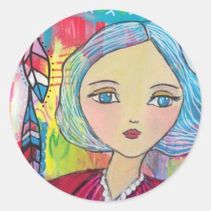 Menina dos meios mistos com etiqueta azul do