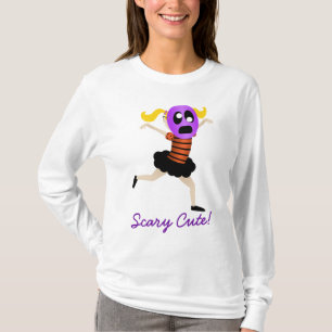 Menina em uma camisa de máscara de Halloween "Sca