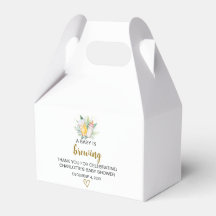 Menina está criando a caixa de gable do tema