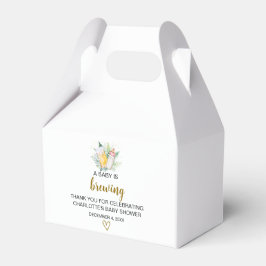 Menina está criando a caixa de gable do tema