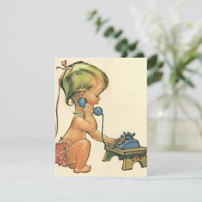 Menina Loura Fofa Conversando no Convite para Tele (Em pé/Frente)