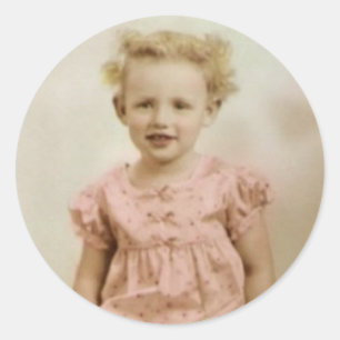 Menina loura pequena do vintage em etiquetas