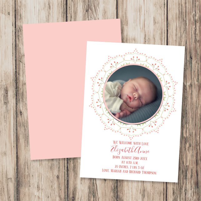 Menina Moderna Esmaga Rosa Simples Elegante (Elegant floral wreath baby birth announcement with circular photo and soft peach accents.)