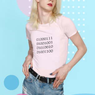 Menina na camiseta do código binário