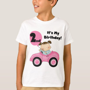 Menina no camiseta e em presentes cor-de-rosa do s