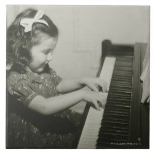 Menina que joga o piano