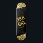 Menina skate Negra Dourada Brilhante Menina Person<br><div class="desc">O skate personalizado brilhante preto e Dourado com o design de aspas de texto "SK8 GRL" e o nome opcional personalização apresentam um trabalho de arte impresso a negrito falso com explosões de borda reluzente, infundidas com um design desportivo, perfeito como decoração de parede, manutenção ou skate de design feminino...</div>
