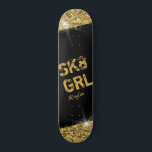 Menina skate Negra Dourada Brilhante Menina Person<br><div class="desc">O skate personalizado brilhante preto e Dourado com o design de aspas de texto "SK8 GRL" e o nome opcional personalização apresentam um trabalho de arte impresso a negrito falso com explosões de borda reluzente, infundidas com um design desportivo, perfeito como decoração de parede, manutenção ou skate de design feminino...</div>