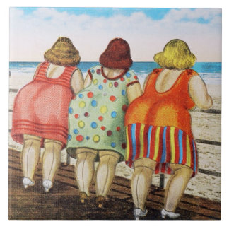 Meninas assentadas gordas do vintage na praia