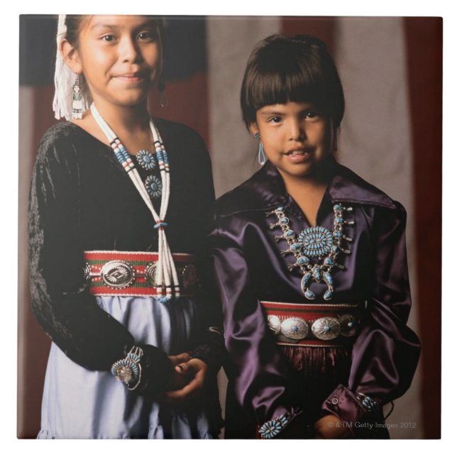 Meninas do Navajo na frente da bandeira (Frente)