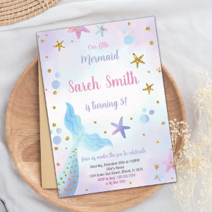 Meninas editáveis sob o cartão de festas marítimas