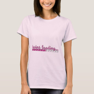 Meninas gêmeas que carregam a camisa da gravidez