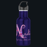 Meninas nome de Nadia e garrafa de água da letra N<br><div class="desc">As meninas feitas sob encomenda tipográficas da letra N nomeiam gráficos da garrafa de água dentro, rosa, branco e roxo. Personalize com sua própria escolha do nome inicial de N, leia atualmente o doador de Nadia da esperança, a proposta, o atlético e bom falados. Ideal para a escola. Projetado exclusivamente...</div>