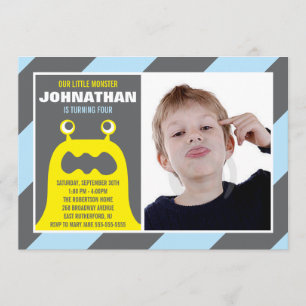 Menino bonito do convite do monstro