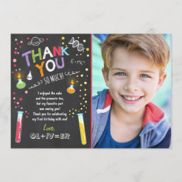 Menino do aniversário da experiência dos cartões