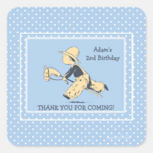 Menino em etiquetas do jogo