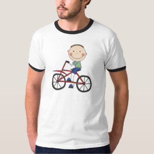 Menino no camiseta e nos presentes da bicicleta
