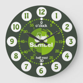 Meninos aprendem a contar o relógio do trator da f