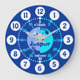 Meninos aprendem a dizer o relógio azul chamado tu