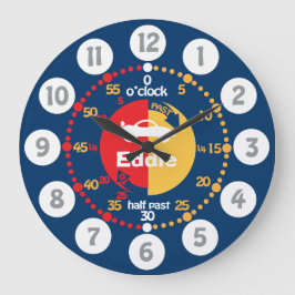 Meninos aprendem a dizer o relógio azul vermelho c