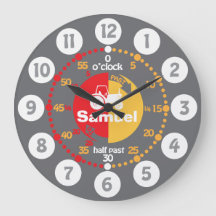 Meninos aprendem a dizer o relógio do trator verme