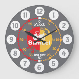 Meninos aprendem a dizer o relógio do trator verme