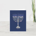 Menorah Bling Blue Candles - Cartão de Nota Chanuk<br><div class="desc">Sobre este item * DENTRO GREETING DIZ - Happy Chanukah * SIZE - Alguns estilos estão disponíveis em vazio ou com um dentro de saudação. Ajustados perfeitamente em um envelope de envio de papel elegante e resistente de 5" x 7" com uma aba pontiaguda. * Papel de carta perfeito e...</div>