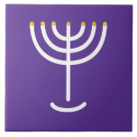 Menorah White Dourado Roxo<br><div class="desc">Azulejo púrpura de ouro branco Menorah. Personalize adicionando seu próprio nome. Para fazer deste seu próprio design 'Clique para personalizar mais' ... ou 'Transferir este design' para impressão o mesmo design em um produto diferente. De onde vem o Menorah? Ela vem da Bíblia, no livro de Êxodo, no capítulo 25...</div>