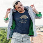 Mensagem Personalizada Personalizada Gráfico Pango<br><div class="desc">Deixe o mundo saber o quanto você ama Pangolins ou escreva sua própria mensagem personalizada nesta camiseta gráfica Pangolin. Basta usar o campo de modelo de preenchimento do vazio para adicionar sua própria mensagem personalizada. Encontre outros produtos de pangolina divertidos no compro Zazzle,  Designs Asterisk.</div>