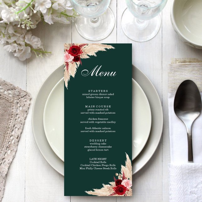 Menu Boho Burgundy Rosas e Pampas Grass (Boho Emerald Green and Burgundy Roses with Pampas Grass Menu on a white wedding dinner table.)