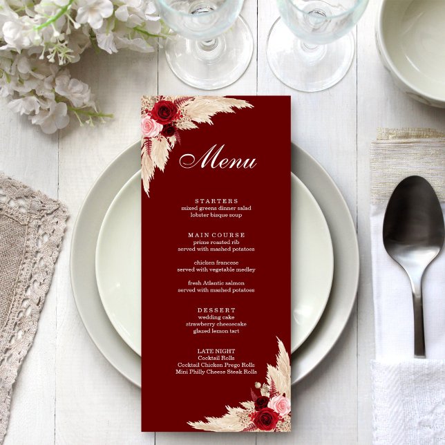 Menu Boho Burgundy Rosas e Pampas Grass (Boho Burgundy Roses and Pampas Grass Menu on a boho white wedding dinner table)