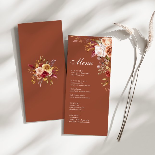 Menu Boho Modern Burnt Orange Terracotta Casamento Flor (Boho Modern Burnt Orange Terracotta Floral Wedding Menu on a sunny white table.)