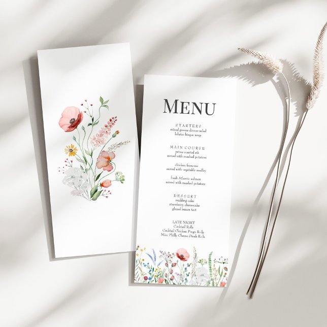 Menu Cardápio de Casamento de Prado de Flores Silvestre (Tiny Wildflower Meadow Wedding Menu Card on a sunny white table with a dry wildflower.)