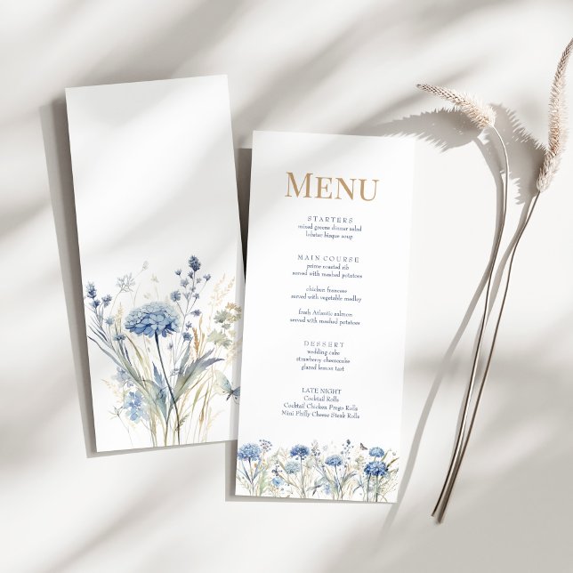 Menu Cardápio de Casamento Hydrangea Champagne Azul Emp (French Blue Wildflower Meadow Wedding Menu Card on a sunny white table with dry botanical.)