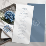 Menu Casamento de Dusty Blue Monograma<br><div class="desc">Elevem sua recepção com nosso Cartão de Menu de Casamento de Monograma Azul Dusty. Apresentando um design simples e sofisticado com o monograma e flores silvestres,  este cardápio adiciona um toque de beleza eterno à sua capa. Guie seus convidados através de uma experiência culinária memorável com esta elegante adição.</div>