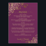 Menu Casamento de Magenta Plum com Cachorros e Sujeiras<br><div class="desc">Este belo cardápio de casamento é simples,  elegante,  sofisticado e na moda. Apresenta um elegante design de cor roxa ou magenta de ameixa,  com uma caligrafia de guiamento de ouro,  e delicados ouros e espirais nos cantos. O fundo é uma bela cor dourada marmoreada.</div>
