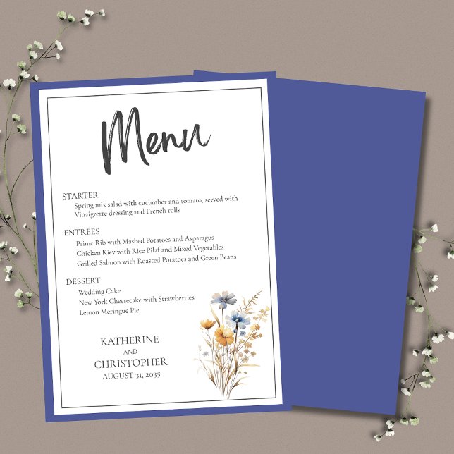 Menu Casamento Floral Elegante Moderno de Flores Selvag (Blue Wildflowers Modern Elegant Wedding Menu with menu choices, blue, yellow and purple flowers.)
