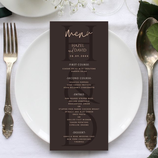 Menu Casamento Minimalista Moderno com Monograma Marrom (Modern minimalist brown monogram wedding menu adds a warm, refined touch to reception tables.)