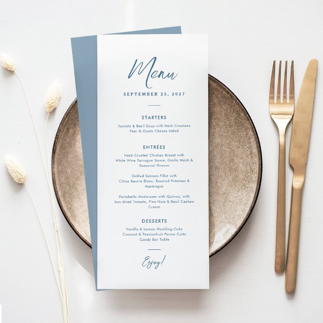 Menu Casamento Mínimo Elegante de Texto Azul Dusty (Elegant dusty blue wedding menu with calligraphy script text in a mimial, chic style.)