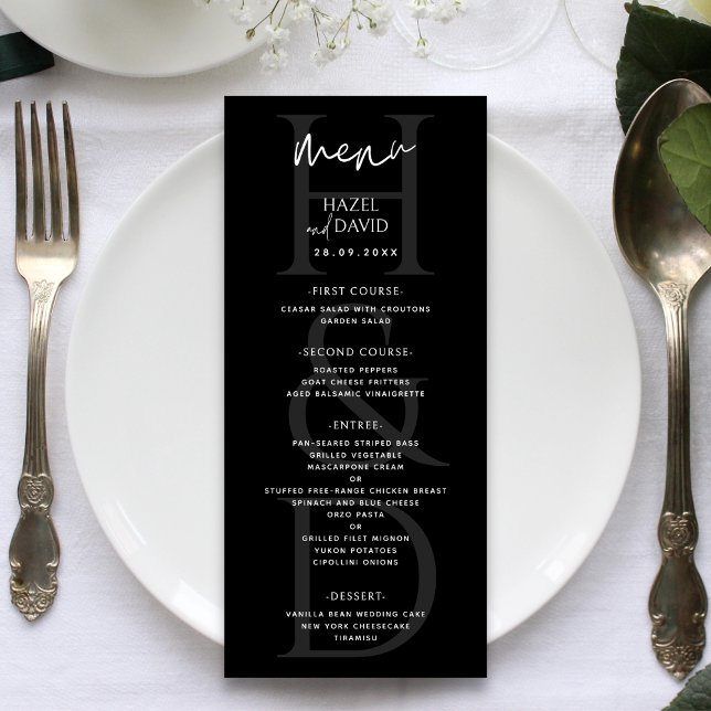 Menu Casamento Monograma Preto e Branco Minimalista Mod (Modern minimalist black and white monogram menu adds a sleek, elegant touch to reception tables.)