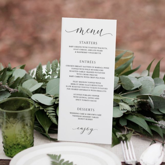 Menu Chamada de Caligrafia Luxuosa Recepção de Casament (Elegant wedding menu on outdoor table)