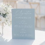 Menu de Casamento Azul e Branco Dusty Drink<br><div class="desc">Apresentando uma sofisticada combinação de azul suave poeirento e branco nítido, este menu mostra lindamente suas bebidas de assinatura curadas em um design chic moderno. Perfeito para um tema de casamento na moda e coeso, ele serve como um guia funcional para seus hóspedes e como uma peça de decoração na...</div>